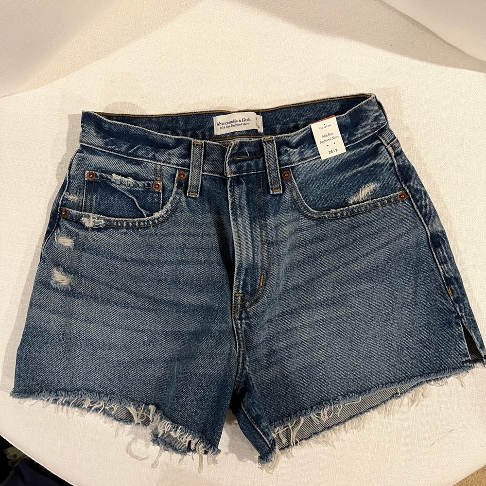 Abercrombie Mid Rise Boyfriend Short, NWT!